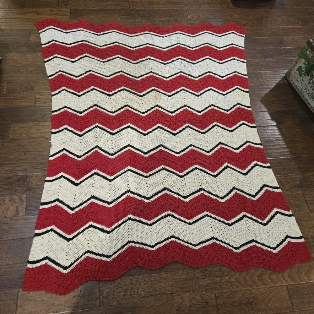 Vintage Crochet Afghan Blanket Zig Zag Chevron 1970s‎ Red/Black/White 75.5